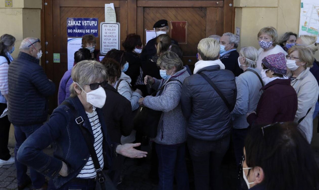 Κορονοϊός Τσεχία: Ουρές σχηματίζουν οι Τσέχοι για να υποβληθούν σε διαγνωστικά τεστ για τον ιό