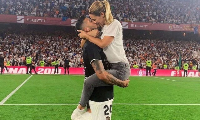 Αποκαλυπτική φωτό: H σύζυγος του Γκαράι τα πέταξε όλα για να γιορτάσει τους 1,6 εκατ. followers της!