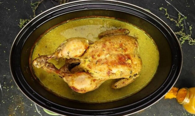 Η συνταγή της ημέρας: Κοτόπουλο στη γάστρα με γάλα και φασκόμηλο