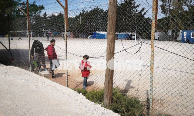 Four migrants left quarantined Malakasa accommodation facility; two located