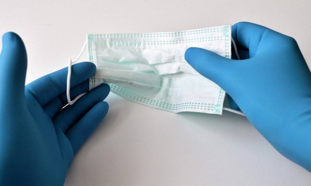 Απίστευτο: Πρόεδρος χώρας δεν ήξερε πώς να φορέσει μάσκα για τον Covid 19 – Δείτε τι έπαθε (pics)