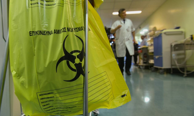 Κορονοϊός-Η μάχη γιατρών και νοσηλευτών: Συγκλονίζουν οι εικόνες μέσα από την ΜΕΘ του «Παπανικολάου»