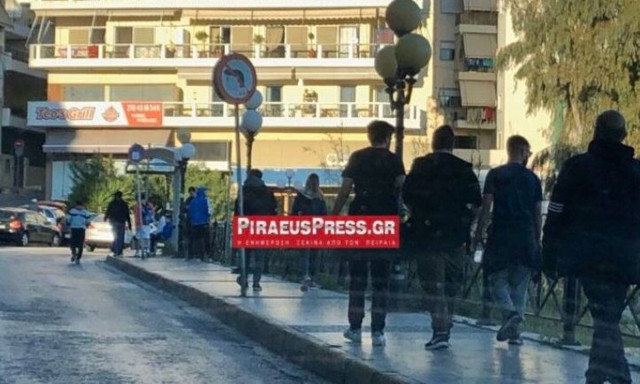 Κορoνοϊός: Ποια μέτρα...; Πλήθος κόσμου στην Πειραϊκή - Αγνοούν την καραντίνα