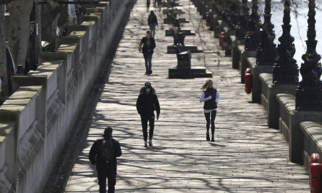 Κορονοϊός - Μεγάλη Βρετανία: Θλίψη για τις δίδυμες που πέθαναν με διαφορά τριών ημερών