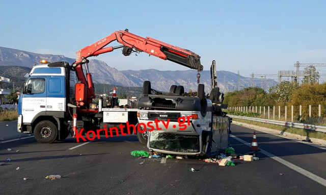 Σοκαριστικό τροχαίο στην Αθηνών – Κορίνθου - Αναποδογύρισε φορτηγάκι (pics - vid)