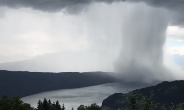 Απίστευτο φαινόμενο: «Τσουνάμι» πέφτει από τον ουρανό! (vid)