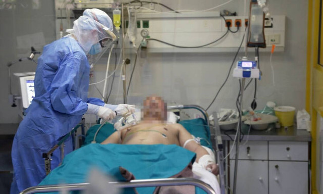 Η «πρώτη γραμμή» της μάχης: Το CNN Greece στη ΜΕΘ του «Ευαγγελισμού»