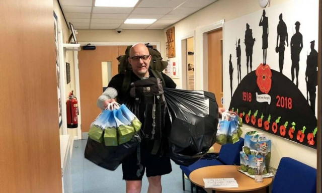  Δάσκαλος - ήρωας: Περπατάει καθημερινά 8 χιλιόμετρα για να παραδώσει γεύματα στους μαθητές του