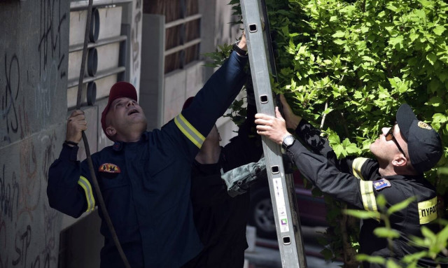 Φωτιά σε διαμέρισμα στο Παγκράτι: Καρέ-καρέ η επιχείρηση της πυροσβεστικής