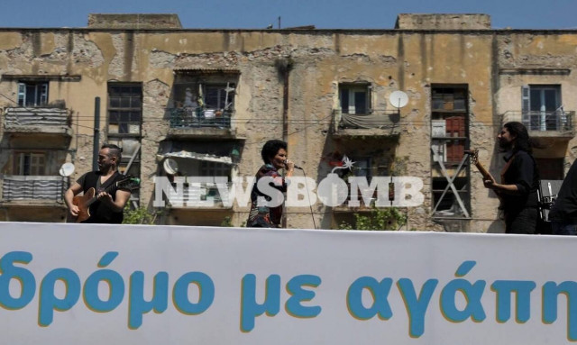 Η Άλκηστις Πρωτοψάλτη σε μια διαφορετική συναυλία από... τους δρόμους της Αθήνας (pics&vids)