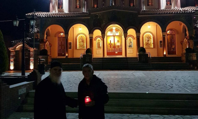 Λάρισα: Ποιος πολιτικός πήγε το Άγιο Φως - Φωτογραφίες-ντοκουμέντο