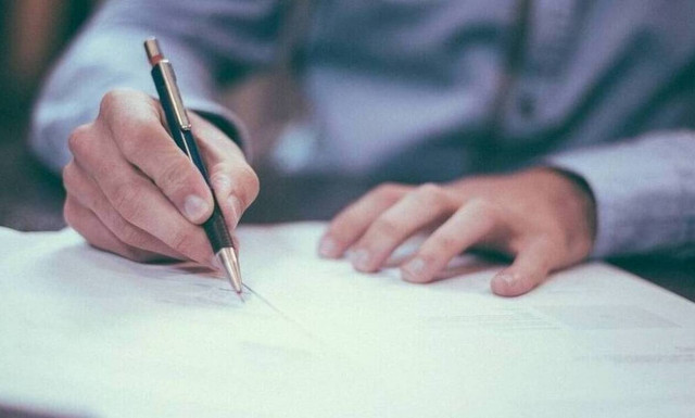 Επίδομα 400 ευρώ σε μακροχρόνια ανέργους: Ξεκινούν αύριο (24/04) οι πληρωμές- Πότε θα ολοκληρωθούν 