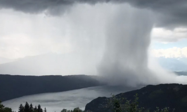 Απίστευτο φαινόμενο: «Τσουνάμι» πέφτει από τον ουρανό! (vid)