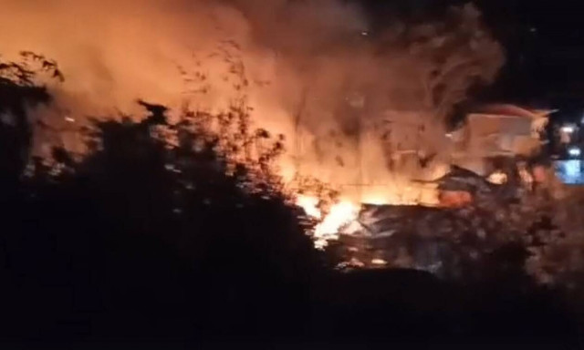 Σάμος: Φωτιά περιμετρικά του Κέντρου Υποδοχής και Ταυτοποίησης (video)