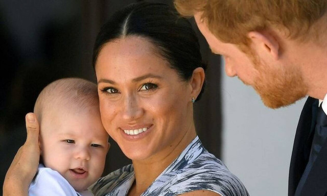 Ο Χάρι και η Μέγκαν μας δείχνουν τον γιο τους στα πρώτα του γενέθλια