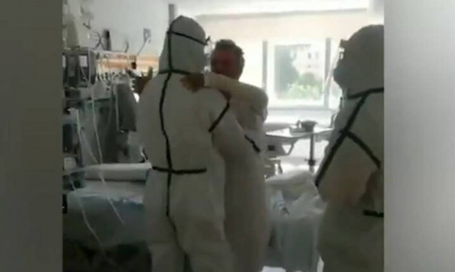 Κορονοϊός: Το βίντεο από την εντατική που έκανε τον πλανήτη να δακρύσει