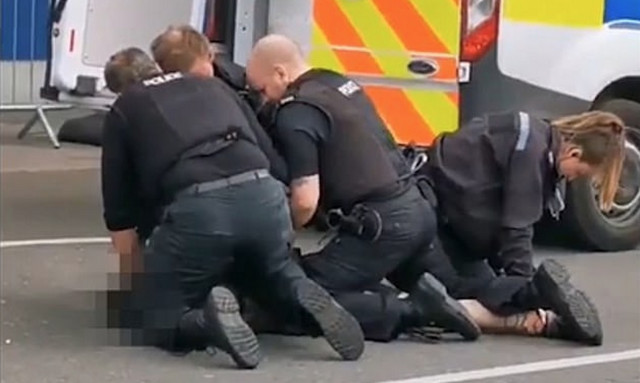 Τρόμος σε σούπερ μάρκετ: Επιτέθηκε στην ταμία - Συγκλονιστικές εικόνες