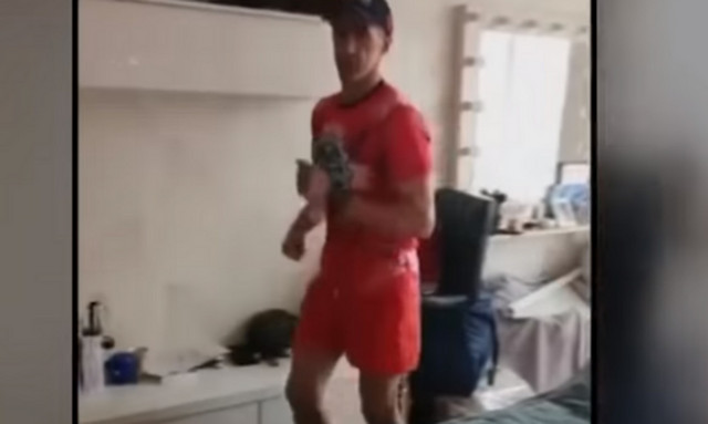 Κορονοϊός: Αθλητής έκανε ρεκόρ  καραντίνας – Δείτε πόσα χιλιόμετρα έτρεξε γύρω από το… κρεβάτι του