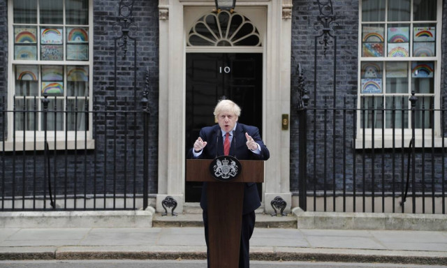 Κορονοϊός - Βρετανία: Η πρώτη δημόσια εμφάνιση του Τζόνσον - Εμφανώς καταβεβλημένος από τη νόσο