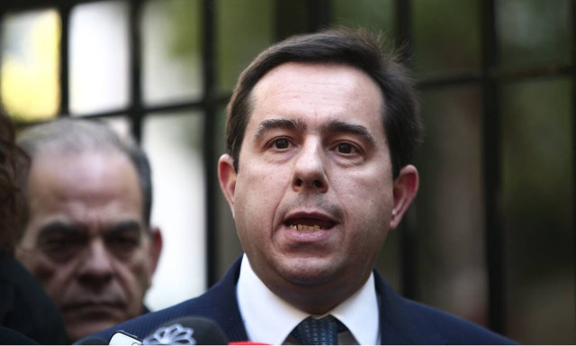 Εκτάκτως στη Σάμο ο Μηταράκης: «Πόλεμος» μεταξύ μεταναστών στο ΚΥΤ - Πυρκαγιά στη δομή (pics&vids)