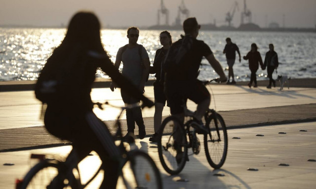 «Πλημμύρισε» από κόσμο η ανοιχτή παραλία της Θεσσαλονίκης - Εκατοντάδες πολίτες βγήκαν για βόλτα