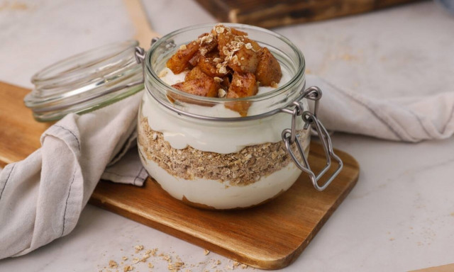 Παρφέ με γιαούρτι αμυγδάλου, μήλο και βρώμη