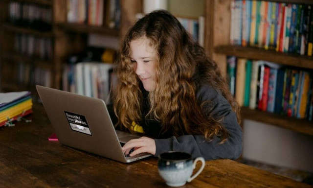 Ενίσχυση της ψηφιακής εκπαίδευσης με τη δωρεά τεχνολογικού εξοπλισμού στα δημόσια σχολεία