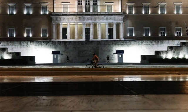 Άρση μέτρων: Ξεχάστε τα ξενύχτια - Περιορισμένη κυκλοφορία από τις 12:00 τα μεσάνυχτα