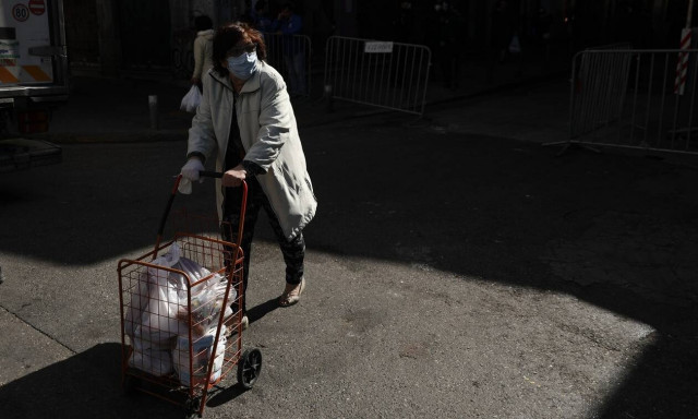 Μάσκες: Δείτε πόσα πρέπει να πληρώσει μια οικογένεια το μήνα μετά την υποχρεωτική χρήση τους (vid)