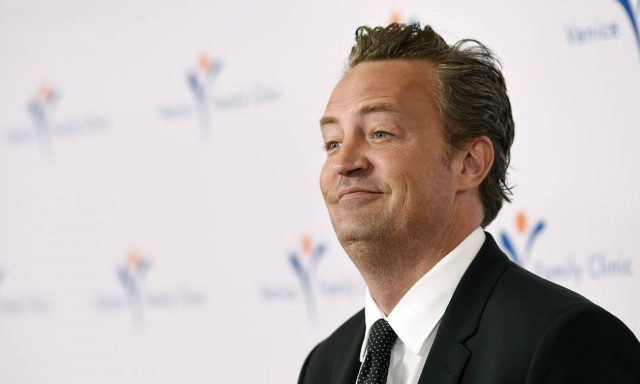 Μάθιου Πέρι: Αγνώριστος ο ηθοποιός - «Έσπασε» την καραντίνα και βγήκε στους δρόμους