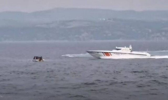 Νέα πρόκληση: Τουρκικές ακταιωροί επιχείρησαν να προωθήσουν λέμβο με μετανάστες στη Μυτιλήνη