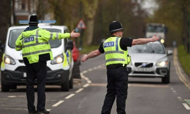 Κορονοϊός -Απίστευτα περιστατικά στην Βρετανία: Προσπαθούν να μολύνουν τους αστυνομικούς με Covid-19