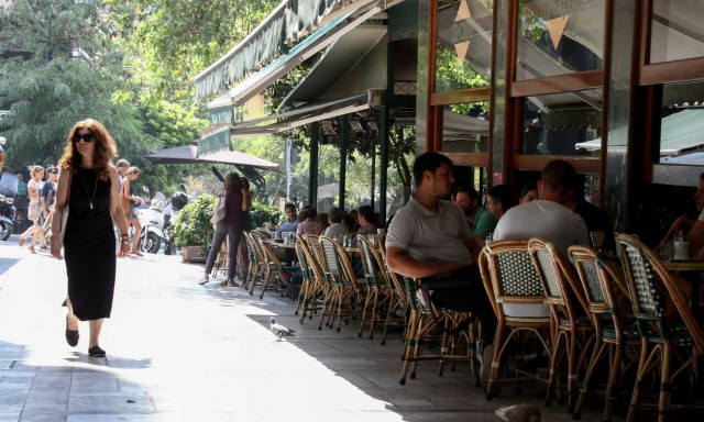 Ξεχάστε όσα ξέρατε! Έτσι θα πίνουμε καφέ και ποτό - Πώς θα δοκιμάζουμε ρούχα 