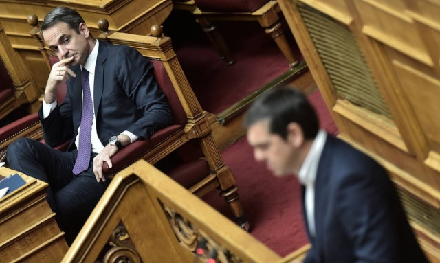 Μετωπική Μητσοτάκη – Τσίπρα στη Βουλή με φόντο τον κορονοϊό