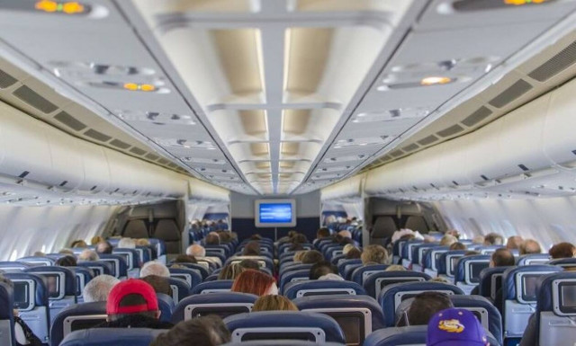 Κορονοϊός: Τι συμβαίνει μέσα στο αεροπλάνο όταν βήχει κάποιος
