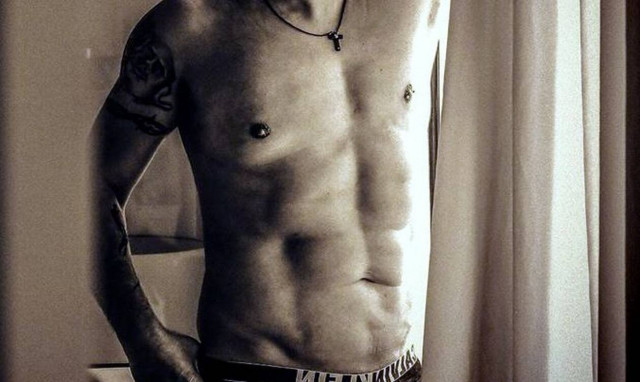 Πασίγνωστος Έλληνας ηθοποιός έκανε… six pack εν μέσω καραντίνας και μας δείχνει τους κοιλιακούς του