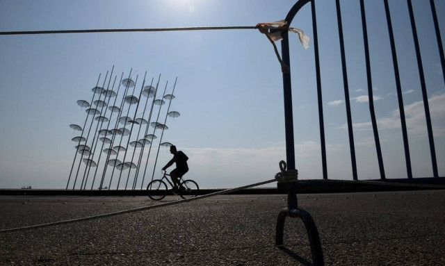 Εντυπωσιακό βίντεο: H Νέα Παραλία Θεσσαλονίκης πριν και μετά την απαγόρευση κυκλοφορίας