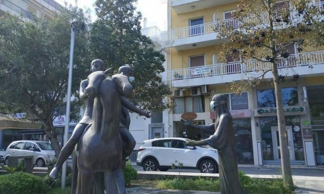 Κορονοϊός - Ηράκλειο: Φόρεσαν μάσκες σε αγάλματα στο κέντρο της πόλης! (pics)