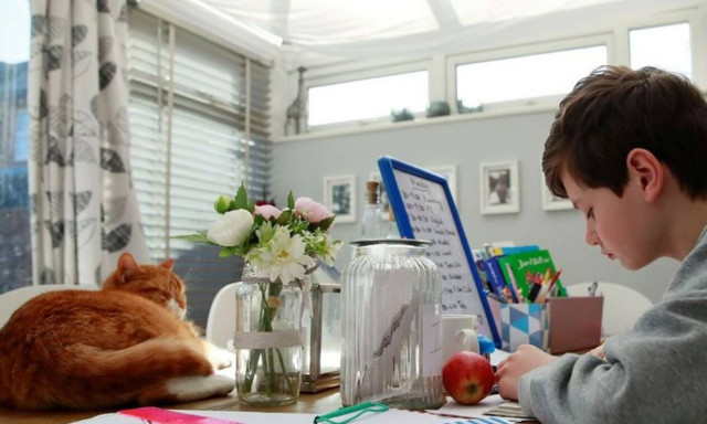 Κορονοϊός: Σπαρταριστές εικόνες από την νέα πραγματικότητα των γονιών με τα παιδιά στο σπίτι