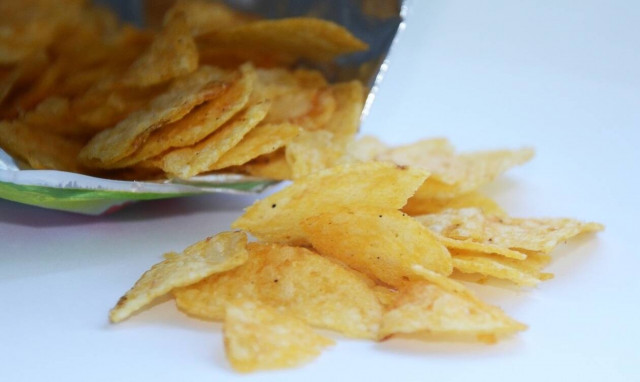 Απίστευτο! Άνοιξε το πακέτο για να φάει πατατάκια – Έμεινε άφωνος με αυτό που βρήκε μέσα (pics)