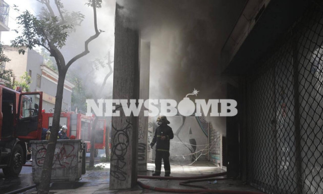 Μεγάλη φωτιά στο Μεταξουργείο - Συγκλονιστικές εικόνες