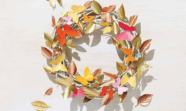 Φτιάξε ένα ανοιξιάτικο στεφάνι διαφορετικό από τα συνηθισμένα με χρωματιστές πεταλούδες