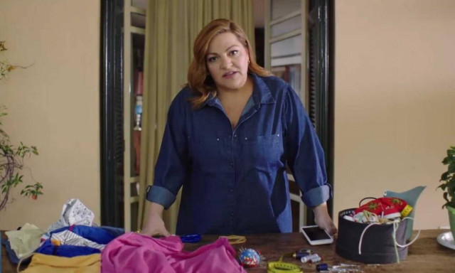 Μένουμε ασφαλείς: Παπαδόπουλος τέλος! Η Βίκυ Σταυροπούλου μάς δείχνει πώς να φτιάχνουμε μάσκα