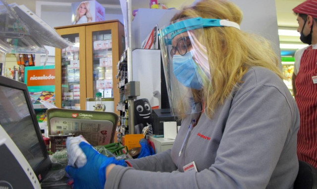 Κορονοϊός: Τι λένε οι επιστήμονες για τις ασπίδες προσώπου κατά την επάνοδο στην κανονικότητα 