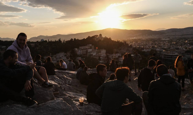 Άρση μέτρων: «Πλημμύρισε» με κόσμο η Αθήνα - Κοσμοσυρροή σε Ακρόπολη και Μοναστηράκι