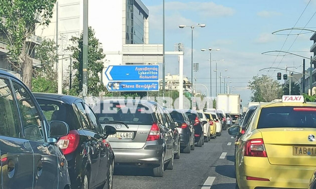Ρεπορτάζ Newsbomb.gr: Βγήκαν στους δρόμους οι Αθηναίοι - Αυξημένη κίνηση στις κεντρικές λεωφόρους