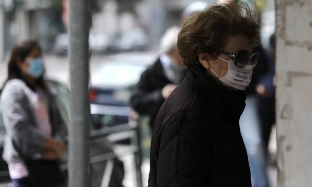 Κορονοϊός: Πόσοι Έλληνες πιστεύουν ότι ο ιός φτιάχτηκε σε εργαστήριο - Έρευνα για την πανδημία 