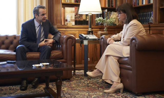 Συνάντηση Μητσοτάκη-Σακελλαροπούλου: Αποδέσμευση της οικονομίας και της κοινωνίας από τα μέτρα