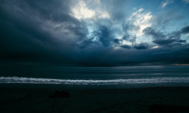 Είδαν κάτι να φωσφορίζει στη θάλασσα - Η αλήθεια τους άφησε άφωνους