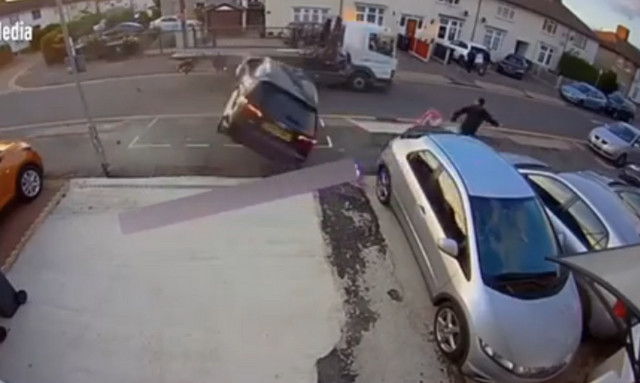 Αγγλία: Σοκαριστική στιγμή με αμάξι να περνάει... πάνω από πεζό (pics)